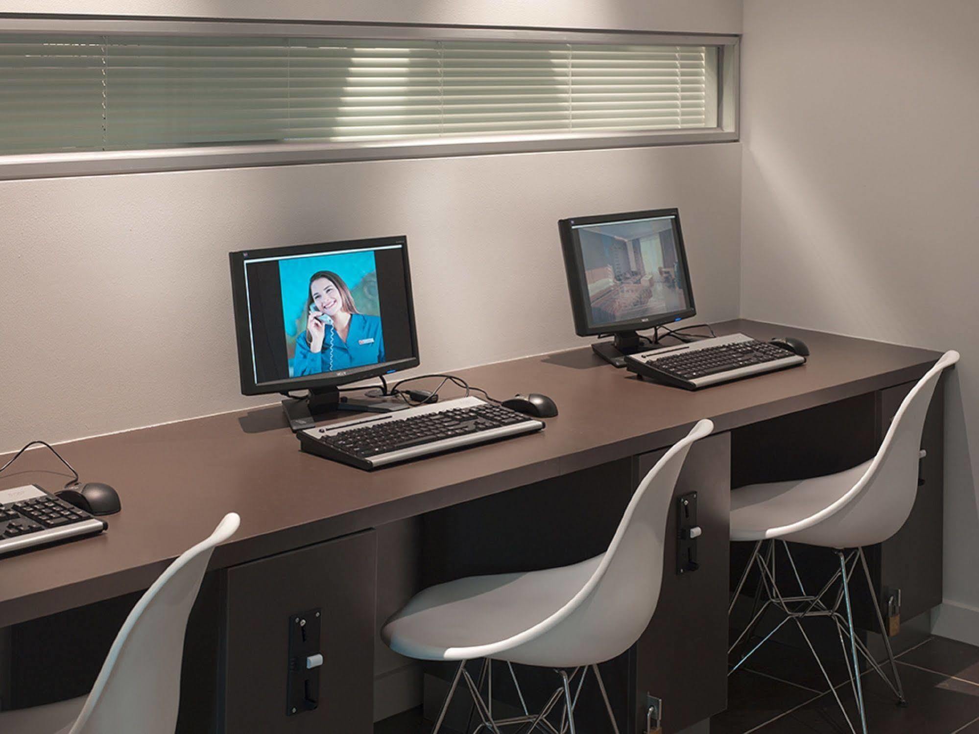 Travelodge Hotel Melbourne Docklands Экстерьер фото